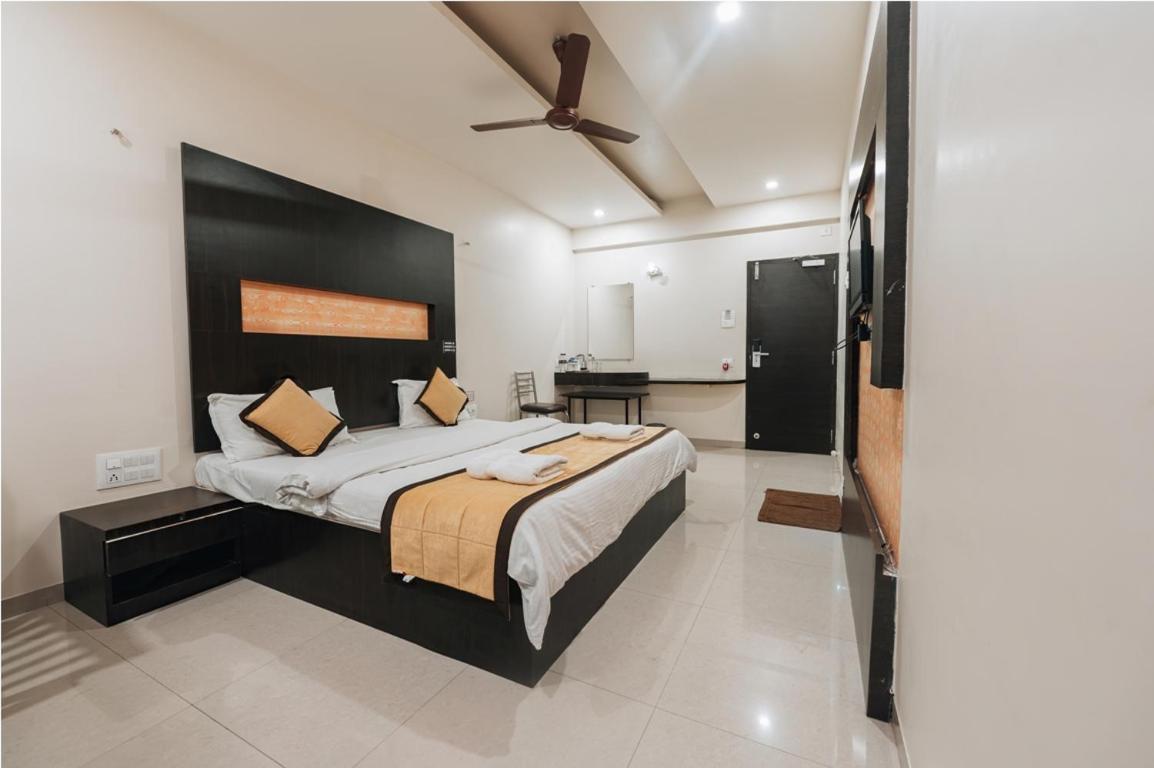 Hotel Krushna Inn Тримбак Екстериор снимка