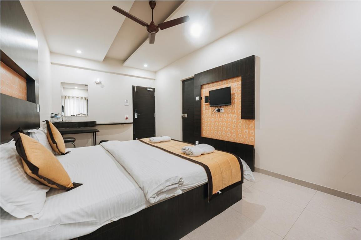 Hotel Krushna Inn Тримбак Екстериор снимка