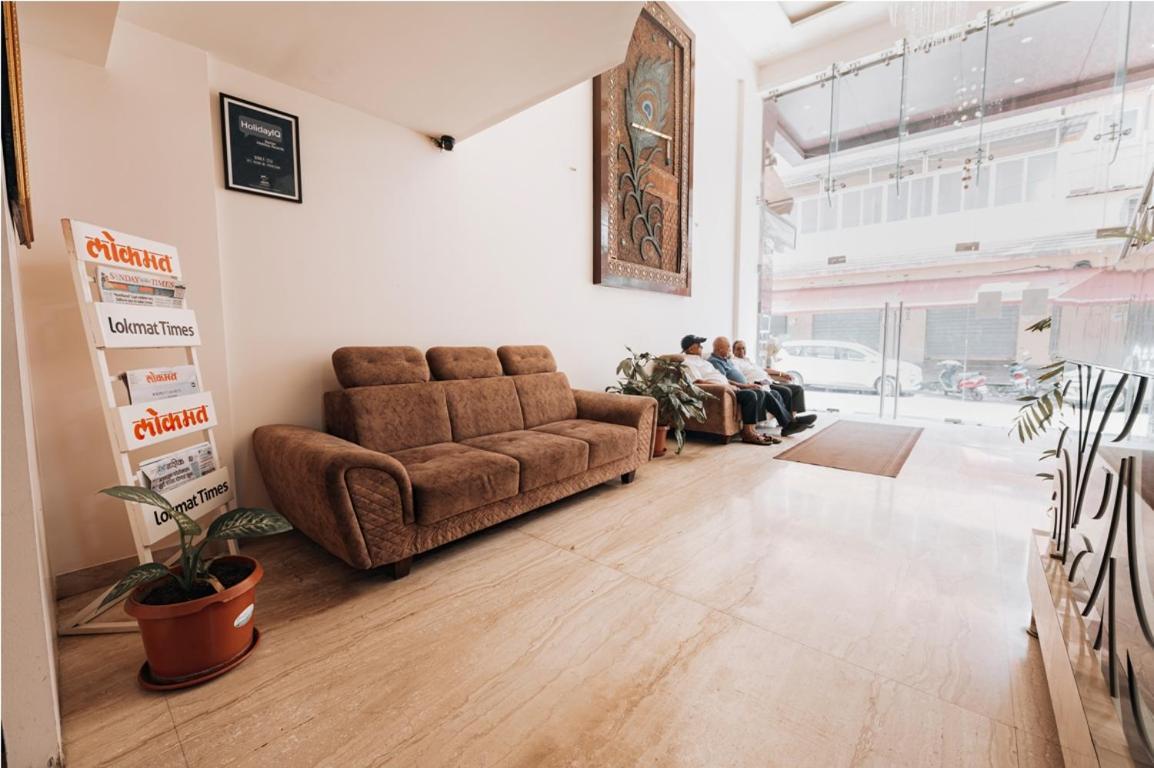 Hotel Krushna Inn Тримбак Екстериор снимка