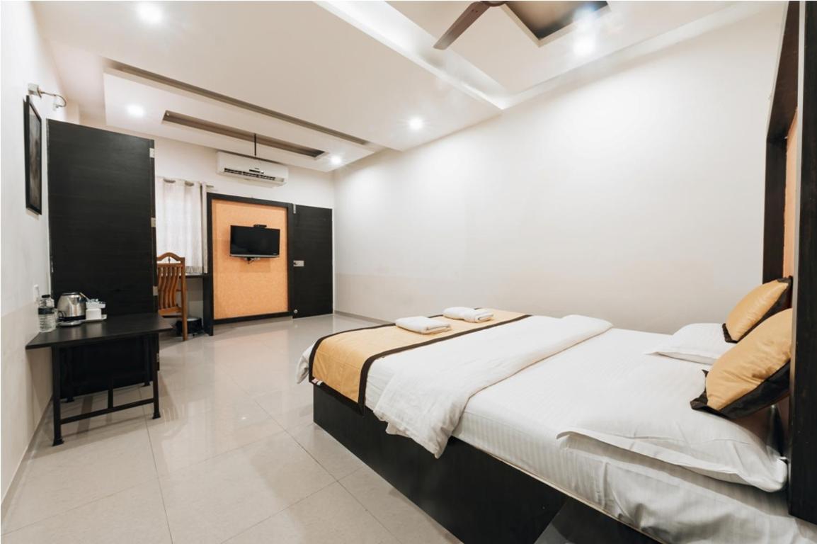 Hotel Krushna Inn Тримбак Екстериор снимка